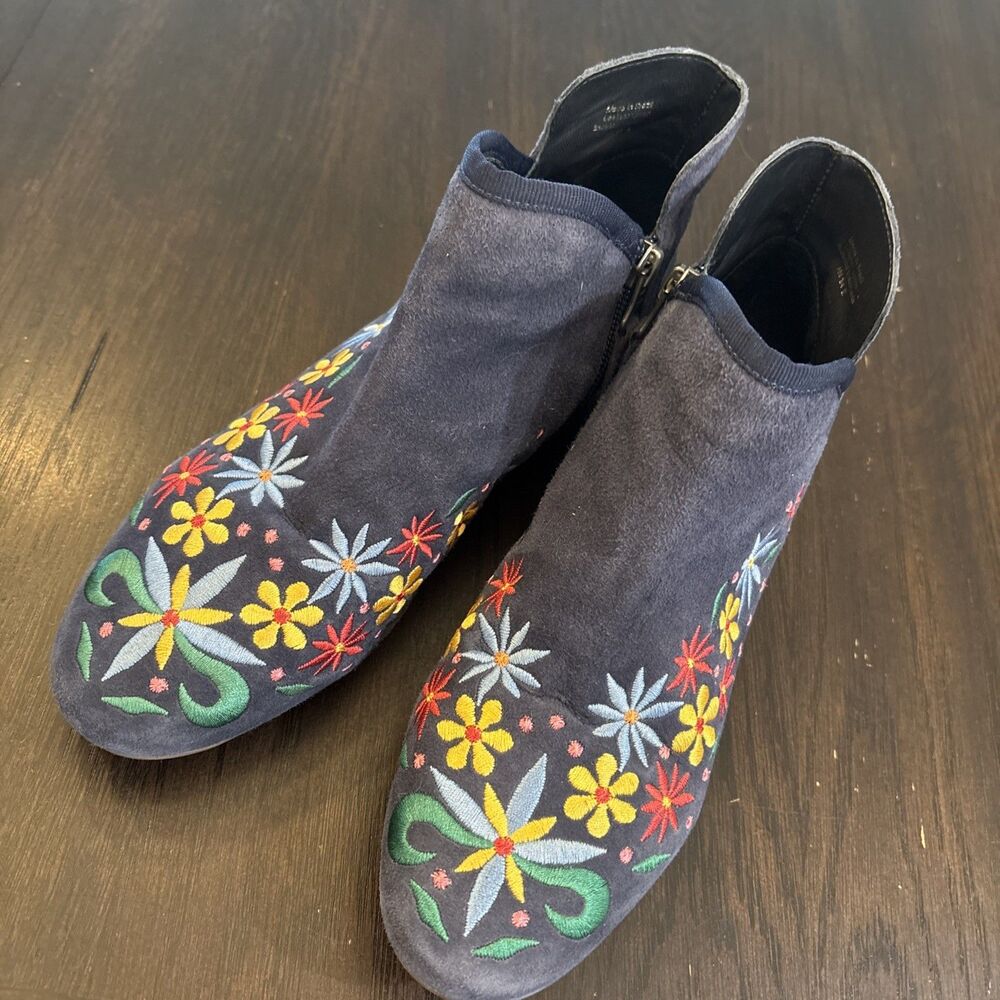 Bernardo Francine Embroidered Blue Suede Ankle Boots Size 6.5 Floral EUC